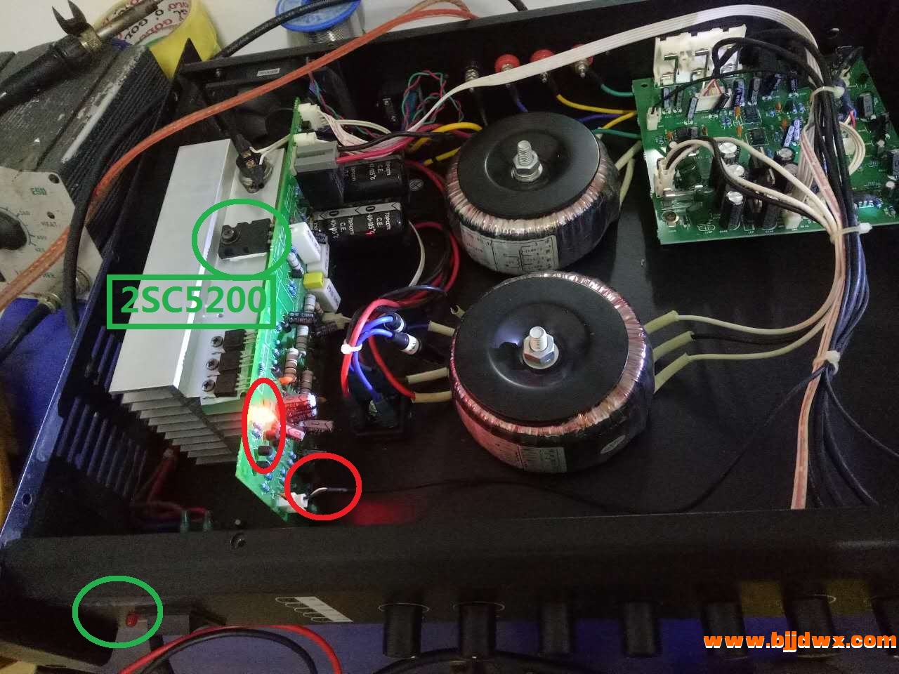 图四为出现报警声后关机指示灯反应,2SC5200管对应的指示灯灭的慢,2SC1943管灭的快