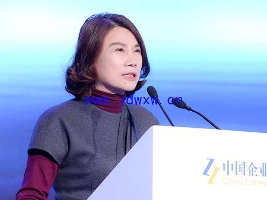 董明珠抱怨：都想和我合影 但拿出的全不是格力手机