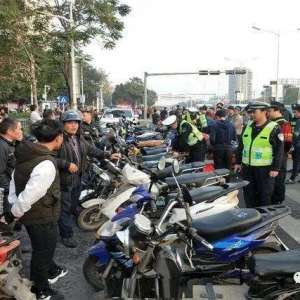 电动车刚充满，为啥一提速立降两格电？维修工：不换电池也能解决