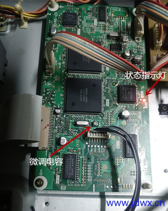 微调电容及状态指示灯位置.jpg