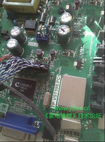 32寸的杂牌液晶电视红灯亮不开机的检修思路
