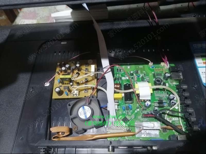 北京万佳CF-32FA5开机画面红绿蓝交替闪烁的检修思路
