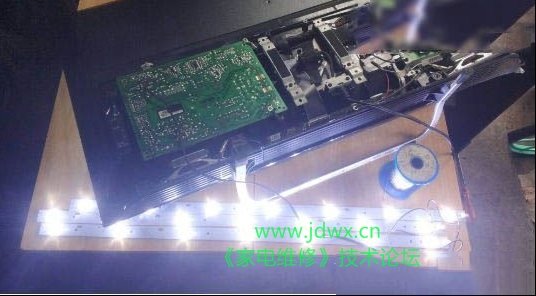 索尼KLV-32R421A液晶电视开机后红灯闪6次的维修