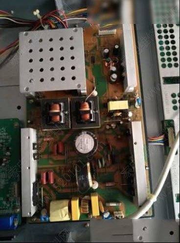 长虹LT47600液晶电视指示灯红灯不开机的检修思路
