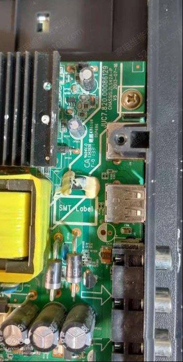 长虹LED32C2000液晶亮红灯不开机的检修思路