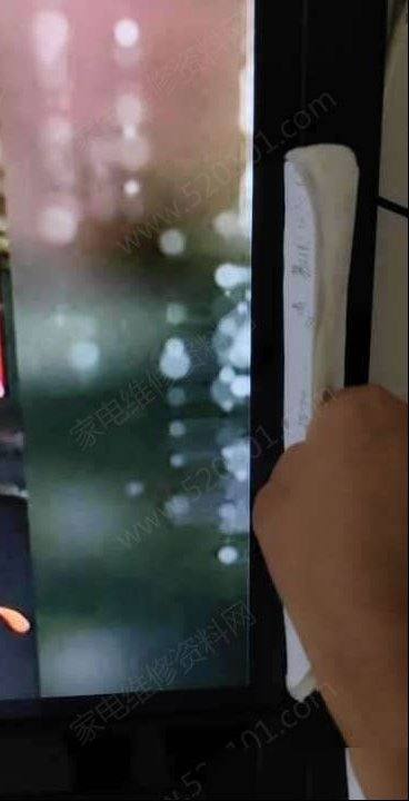 长虹LT42710FHDX液晶电视排线导致花屏的维修