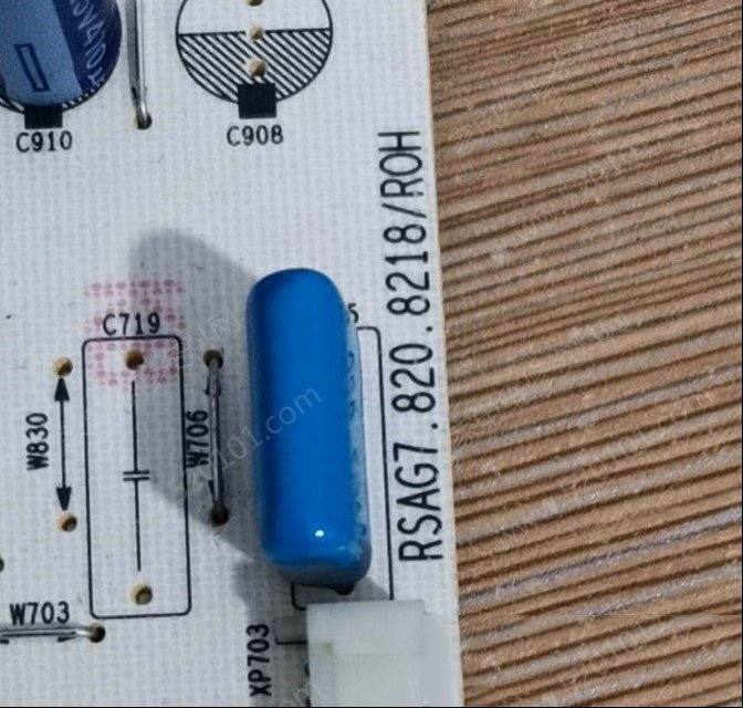 海信HZ55E7D液晶电视背光一闪即灭的检修思路