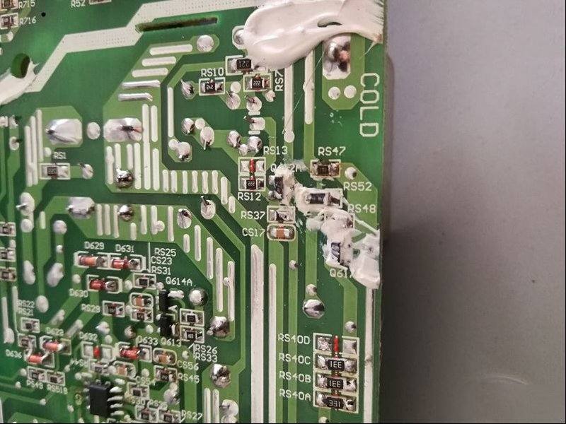 创维37L05HR液晶电视通电红灯亮不开机的维修