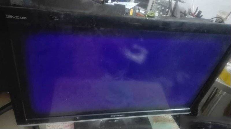 创维32E6BRN-P液晶电视通电开机后暗蓝屏的检修