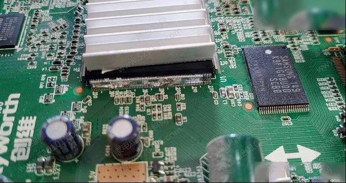 创维32E61HR液晶电视黑屏且经常自动重启