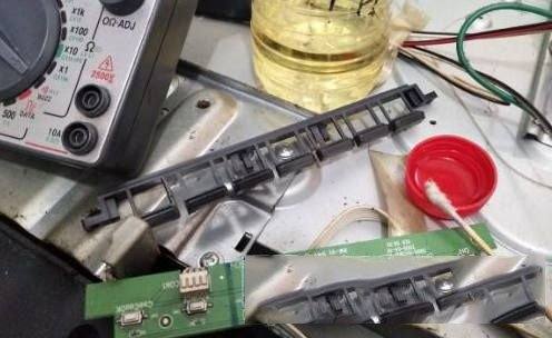 创维42M10HF液晶电视按键紊乱的检修思路