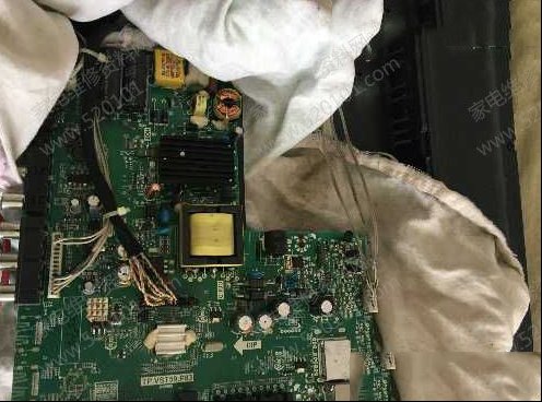 TCL LED32C560液晶电视背光闪烁的检修思路