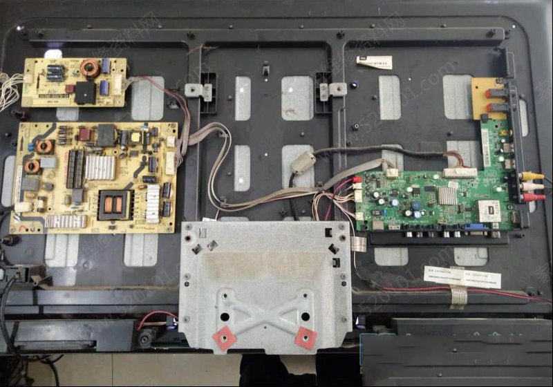 乐华LED39C710K液晶电视二次开机指示灯熄灭黑屏的维修