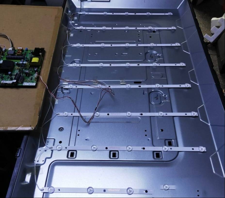 TCL LE42D88UD液晶电视背光一闪即灭的检修思路