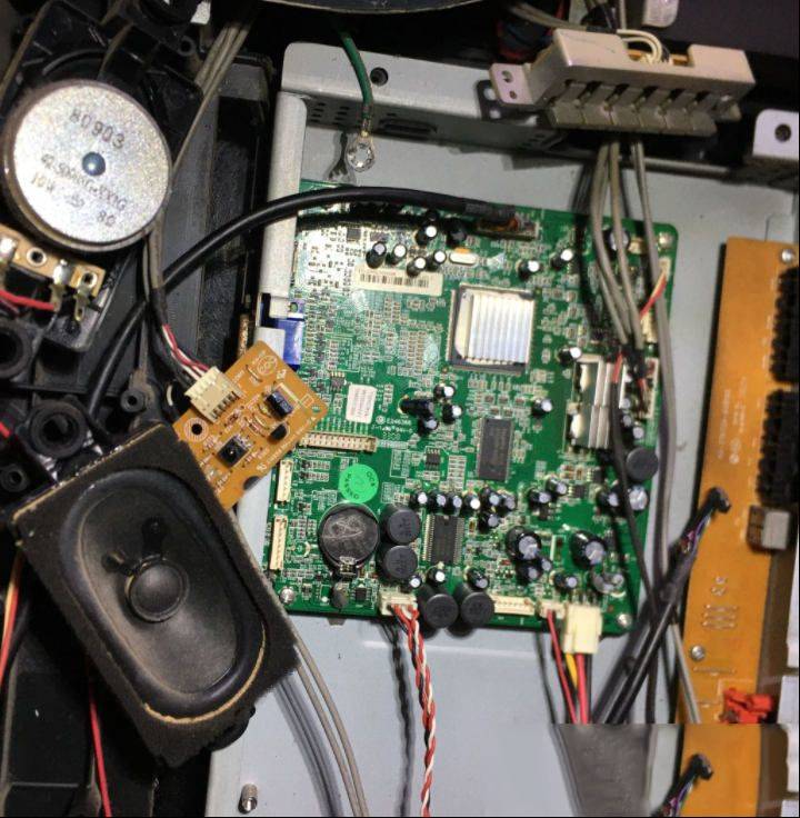 TCL LCD32E77液晶电视开机后花屏的检修思路