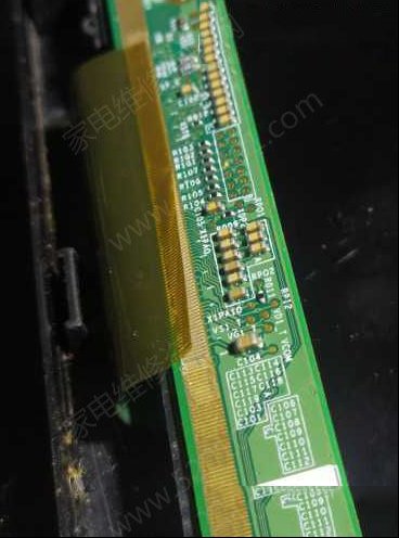 液晶电视拆屏换灯条时把排线脱离的处理过程