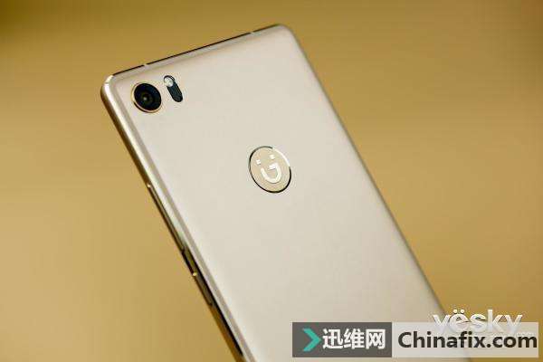 金立全面屏新手机亮相：搭载联发科P25