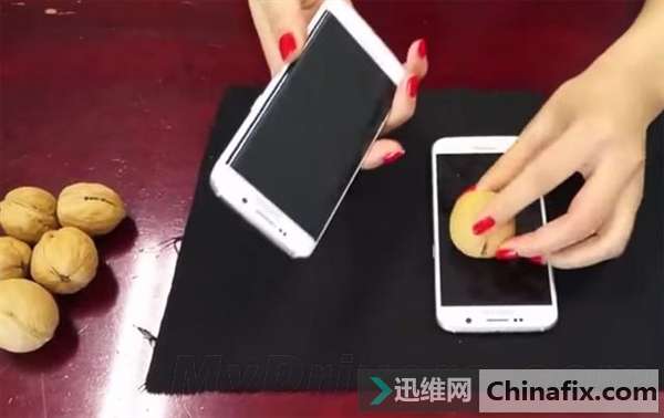 诺基亚退散吧 三星Galaxy S6也能砸核桃
