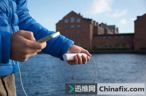 卷起来揣兜里 卷轴式太阳能充电宝问世