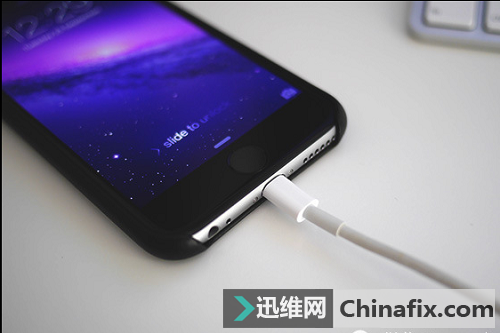 充电玩手机有什么危险？