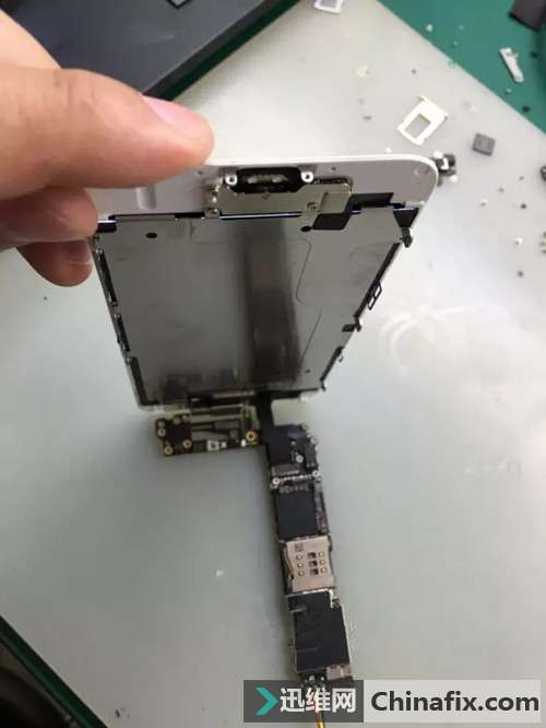 iPhone6摔机致黑屏 知道为什么苹果越来越不抗摔了吗？