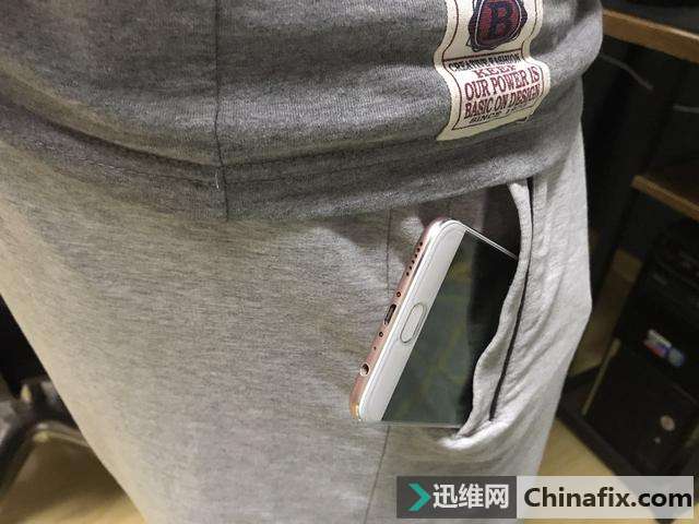 手机放口袋里，手机充电口朝上还是朝下？很多人都做错了！