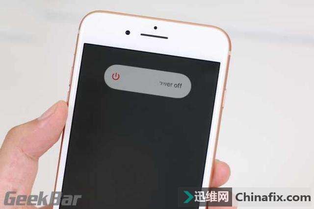 拆下iPhone 8的屏幕，我才明白库克的“老谋深算”!