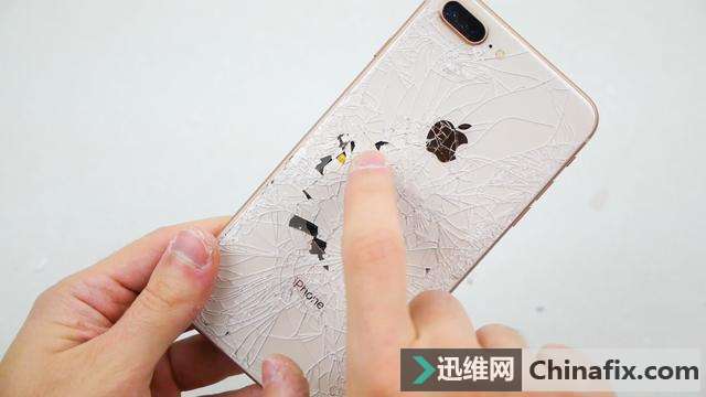 为了节省维修iPhone8玻璃屏的成本，网友想出了这个办法！
