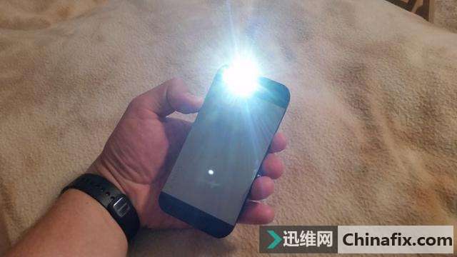 网友睡觉忘关iPhone闪光灯，醒来后懵了