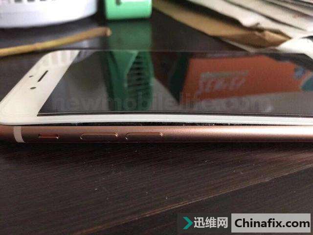 在香港发生了第三例iPhone8充电时电池膨胀爆裂事件
