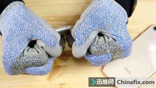 看看谁更硬：iPhone 7 vs iPhone 8 掰弯测验