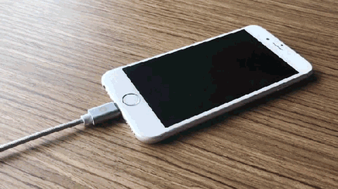 手机充电越来越慢？原来是方式不对！教你两招手机充电神速