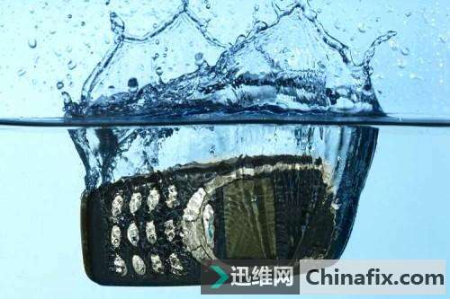 手机掉进水里如何维修？