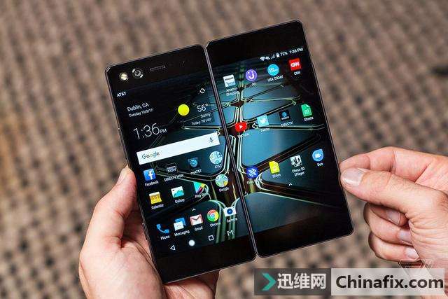 中兴推出了一款双5.2英寸折叠屏幕手机体验