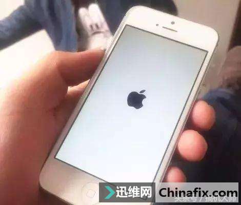 iPhone手机死机变白苹果如何维修？