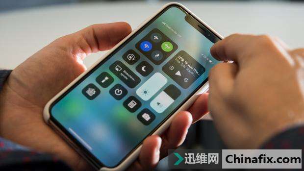 iPhone X全球首碎，碎的那叫一个漂亮！