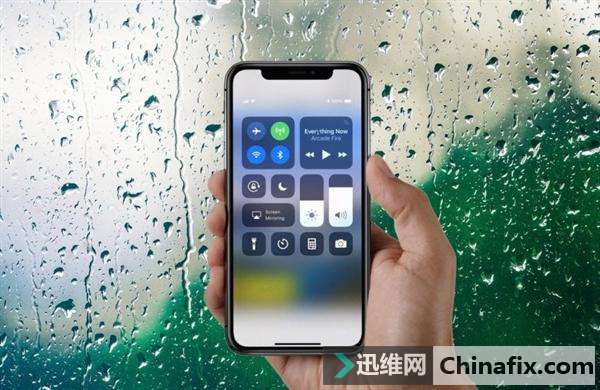 悲催啊刚入手iPhone X太激动手一滑iPhone X前后尽碎