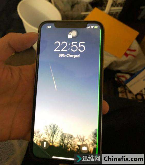 部分苹果iPhone X设备OLED面板边缘出现奇怪的绿线