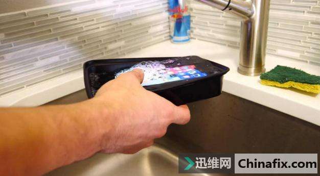 真实测验：苹果iPhoneX手机防水性能