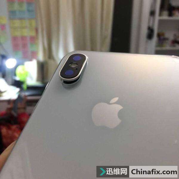 iPhone X再出丑闻：iPhone X后置摄像头盖脱落了！