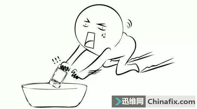 手机进水，千万不要用电吹风吹！后果不堪设想！