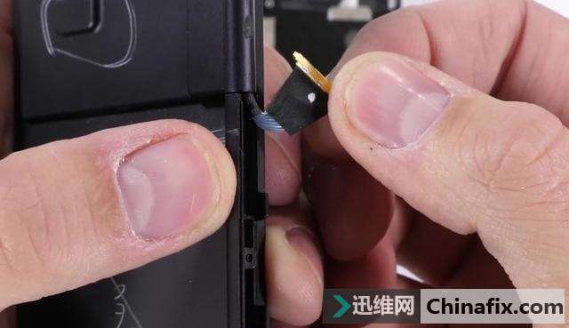 中兴Axon M拆解：探究双屏的奥秘