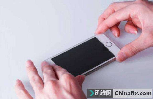 手机贴膜有哪些危害？你还在手机贴膜吗？