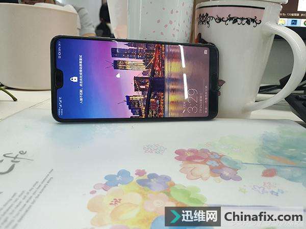 手机机身材质：为什么千元机是金属机身，而高端机是玻璃机身呢