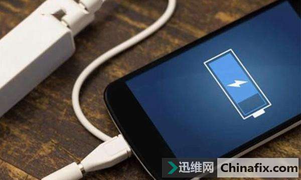 该如何维修手机关机才能充电的问题？