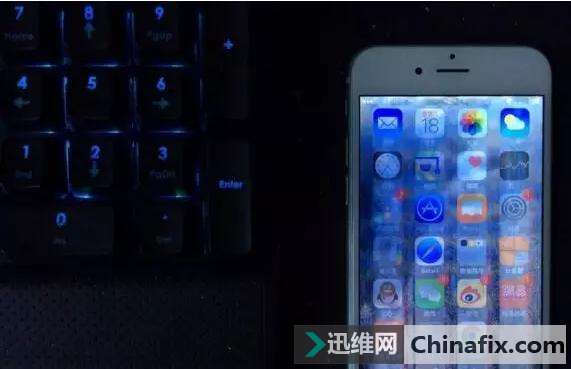 怎样正确擦拭手机屏幕？这样擦拭对屏幕的伤害很大