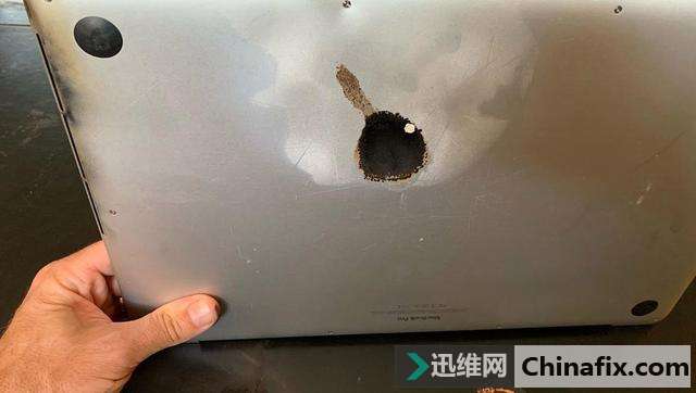 用户分享MacBook Pro因电池起火受损照片
