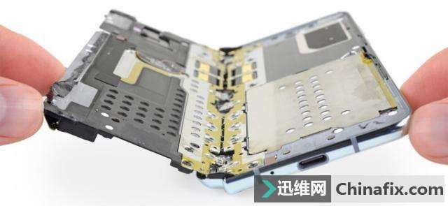 iFixit再拆Galaxy Fold：依旧很脆弱