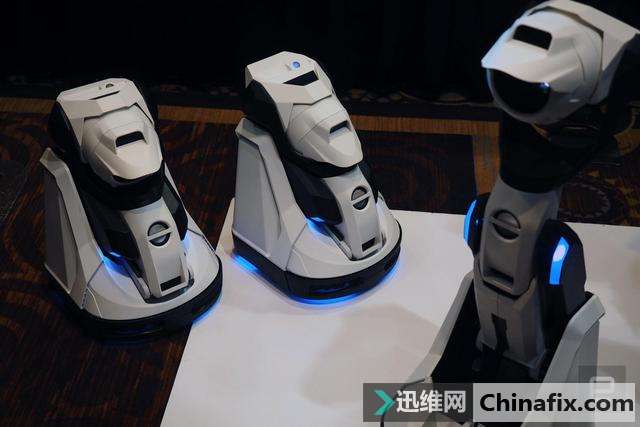 CES 2016上最奇怪的产品：自动变形投影机器人