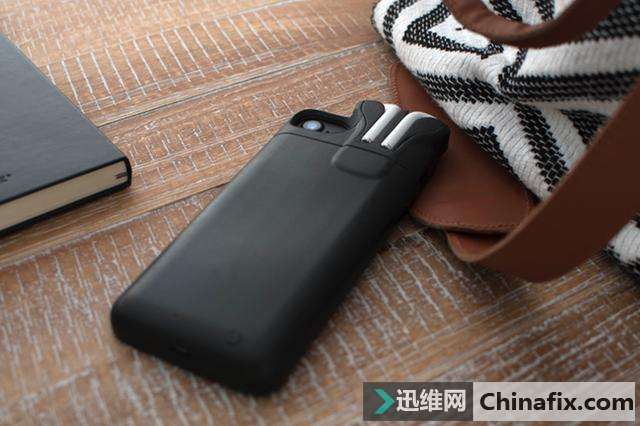 不仅不怕丢，这个手机壳还能给AirPods充电